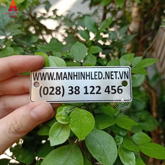 Vì sao tem nhãn kim loại được sử dụng phổ biến?